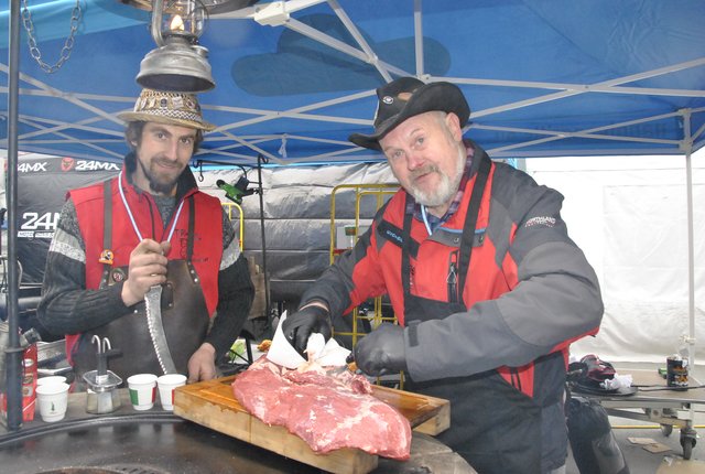 Martin und Klaus Wieshofer von „Grill mit Stil“ fertigen ihre Messer selbst. | Foto: Brigitte Eberharter