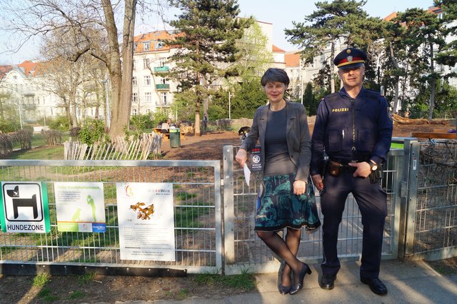 Bezirksvorsteherin Silvia Nossek und Grätzelpolizist Günther Kormesser vor der Hundezone im Schubertpark.