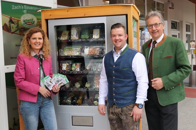 Elfriede Pfeifenberger, Florian Zach und Bgm. Johann Nestler vor dem Automaten