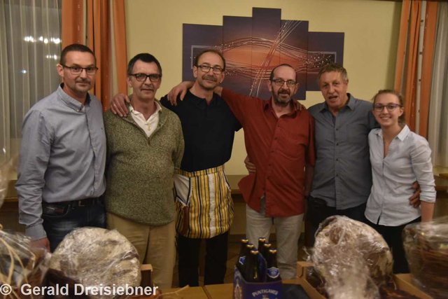 (li.) Schiedsrichter GK Gerald Neuhold, 3. Gerhard Stuhlhofer, Sieger Norbert Krachler, 2. Ewald Meister, Obmann Karl Schuster mit Tochter Laura.