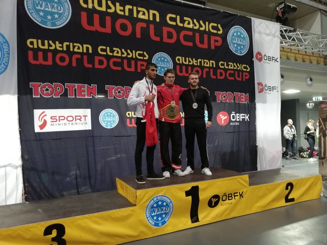 Siegerehrung Vollkontakt bis 81 kg (Daniel rechts im Bild)