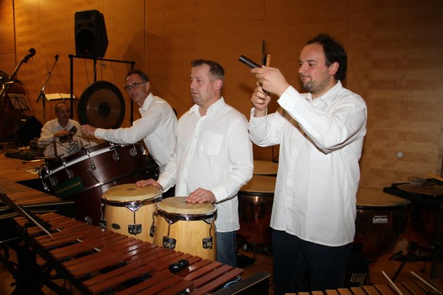Taktgefühl beweist die Formation Magic Percussion.