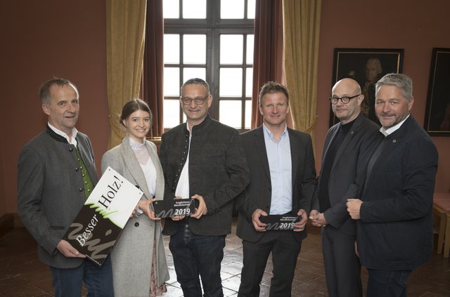 Besser mit Holz-Obmann Josef König, Helmut Platzer und Tochter Silvia (HSP Holzbau-Dach), Markus Sixt (Sixt.Holz Holzbau und Holzhandel), Professor Tom Kaden und Holzbau-Innungsmeister Oskar Beer (v.l.) | Foto: BmH/Sporer