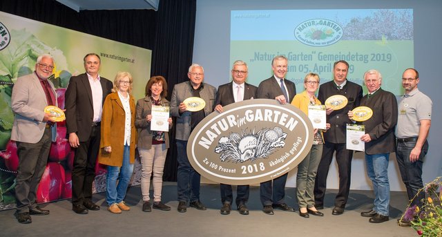 Bürgermeister Paul Horsak (Kirchstetten), Vizebürgermeister Josef Friedl (Kirchstetten), Gemeindegärtnerin Gabriele Hackl (Böheimkirchen), Umweltgemeinderätin Maggie Dorn-Hayden (Böheimkirchen), Bürgermeister Johann Hell (Böheimkirchen), Präsident Alfred Riedl, Landesrat Martin Eichtinger, Margarete Maron (Kirchstetten), Bürgermeister Schmidl-Haberleitner (Pressbaum), Bürgermeister Johann Novomestsky (Tullnerbach) und „Natur im Garten“-Regionalberater Robert Lhotka.