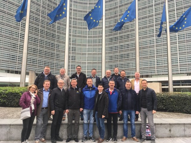 Die Bad Waltersdorfer Gemeinderäte vor dem EU-Parlament in Brüssel. | Foto: KK