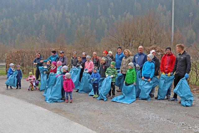 Auch in Mils wurde heuer unter dem Coca-Cola Motto "Miteinand" aufgeräumt. Gemeinsame Aktionen gab es aber schon jahrelang. | Foto: Leni Bullock