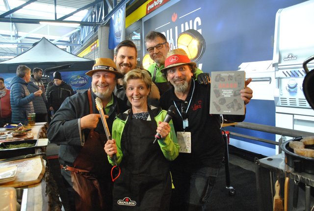 Drei Asadores mit zwei Hobbygrillern: Adi Bittermann, Michael Weiland aus dem Zillertal, Martina Liebmann aus Kundl, Franz Größing und Leo Gradl. | Foto: Brigitte Eberharter
