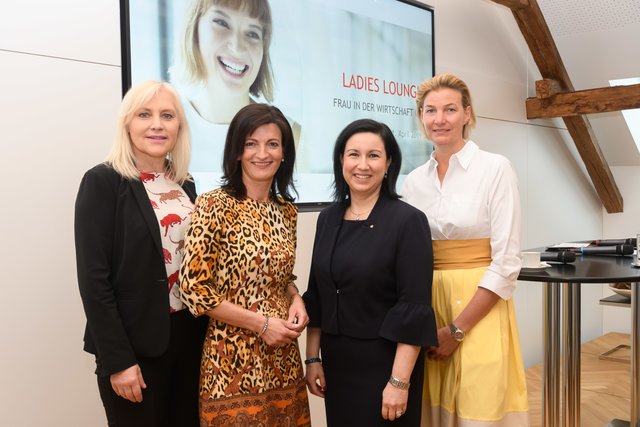 Nationalratsabgeordnete Angelika Winzig, WKOÖ-Vizepräsidentin Margit Angerlehner, Sparkasse-OÖ-Vorstandsmitglied Stefanie Huber und Textilpflege-Leitgeb-Geschäftsführerin Tina Märzendorfer (v. l.). | Foto: Simlinger/cityfoto