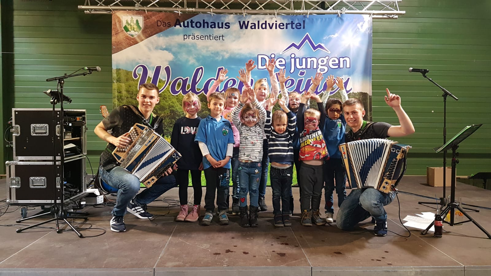 Die jungen Waldensteiner mit ihren jüngsten Fans.