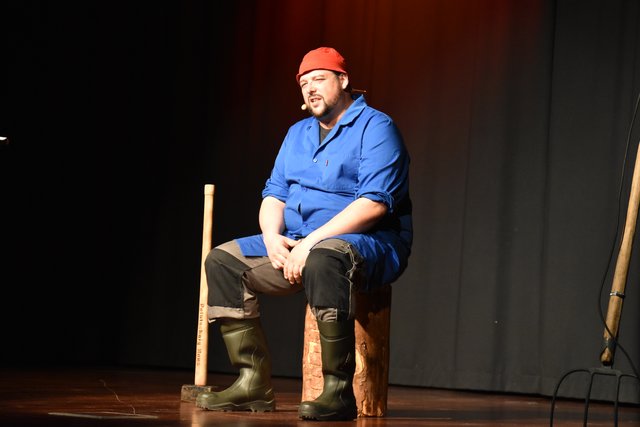 "Der Teufel fährt Lada" - oder doch einen 15er Steyr? Petutschnig Hons in Hochform auf der Stadtsaal-Bühne | Foto: Niedermüller
