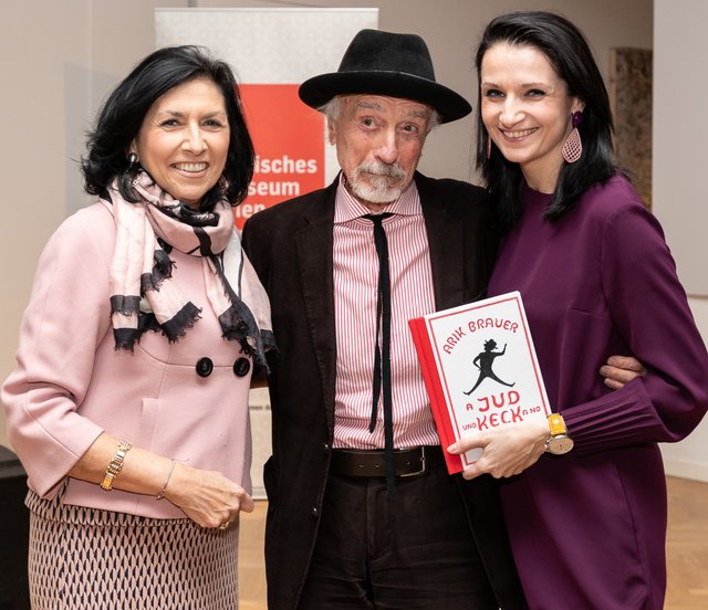 Museumsleiterin Danielle Spera(l.) feierte mit Arik Brauer und Verlagschefin Katarzyna Lutecka die Buchveröffentlichung.