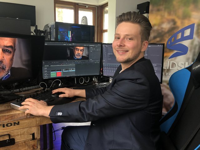 Daniel Ronacher in seiner Firma in Grödig, wo am Schreibtisch der Film "Brauchtum im Herzen" Gestalt annahm. 