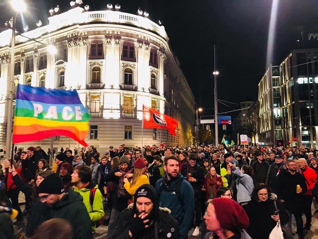 Eine der Demonstrationen im dritten Bezirk, die den Schwarzenbergplatz für eine geraume Zeit still legte.  | Foto: Christopher Glanz