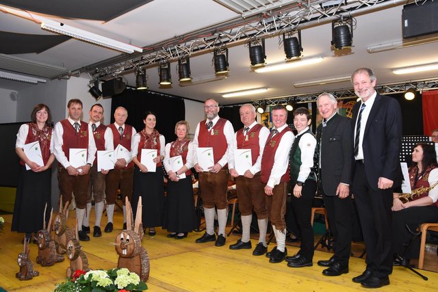 Die ausgezeichneten Musiker u.a. mit Obmann Karl Wurzinger (4.v.r.).  | Foto: Musikverein Saßtal-Siebing