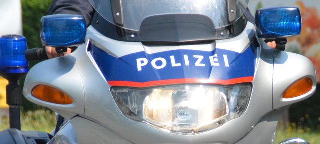 Die Polizei fahndet nach vier unbekannten Tätern.