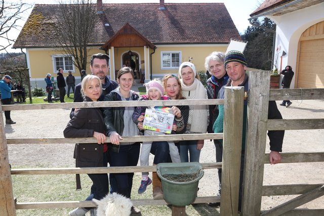 Crew: Eva Herzig, Hary Prinz, Miriam Stein, Brigitte Hobmeier, Regisseur Wolfgang Murnberger und Peter Schneider (v.l.) mit einem jungen Fan | Foto: Stefan Haring/Allegro Film