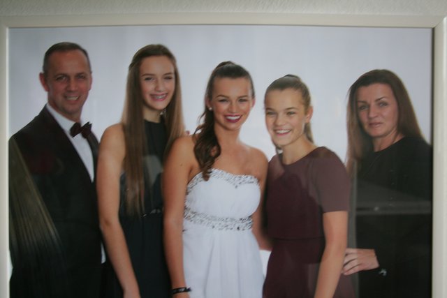 Familie Vukovic beim Maturaball der ältesten Tochter: Vater Ivo, Magdalena, Nikolina, Marina und Mutter Ana. | Foto: Repro Nothdurfter