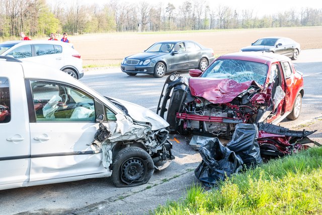 Das rote Auto des 34-Jährigen wurde bei der Karambolage komplett zerstört. | Foto: Foto: fotokerschi.at
