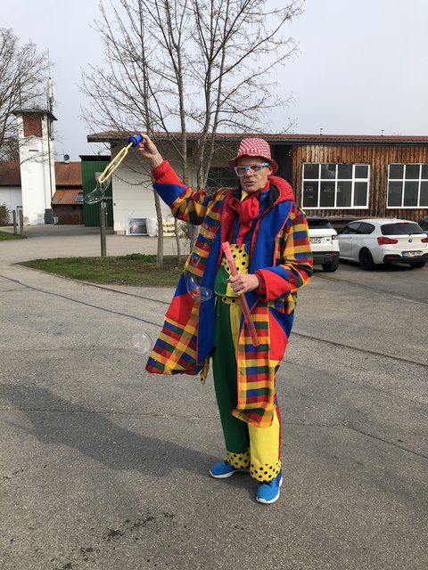 Clown Pedro sorgte trotz kalten Wetter für warme Herzen in Kirchanschöring, bei der Gewerbeschau 2019. 