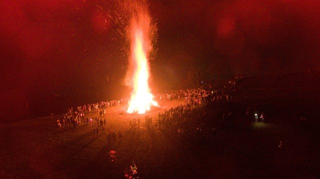 Zahlreiche Osterfeuer warten am Karsamstag auf.