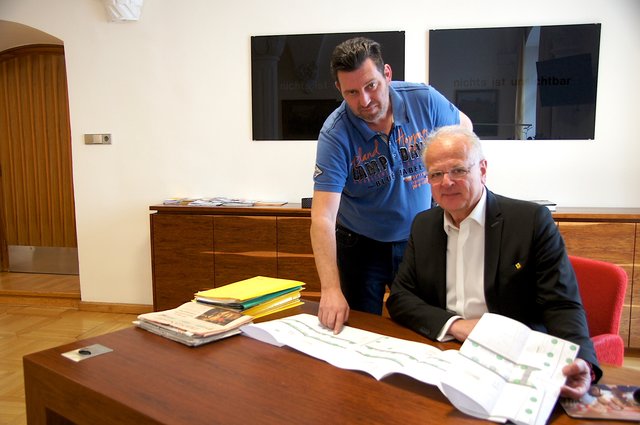 Bernd Hahslinger und Bürgermeister Reinhard Resch. | Foto: Doris Necker