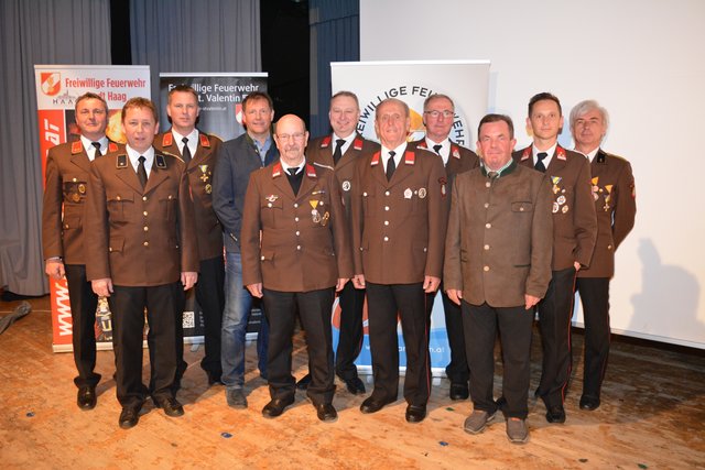 Das Kommando der FF St. Pantaleon und Bürgermeister Rudolf Divinzenz mit den geehrten Kameraden.