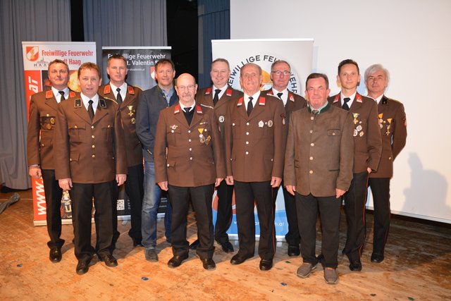 Das Kommando der FF St. Pantaleon und Bürgermeister Rudolf Divinzenz mit den geehrten Kameraden. | Foto: FF St. Pantaleon