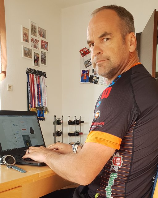 Günter Dieplinger analysiert seine Läufe am Computer.