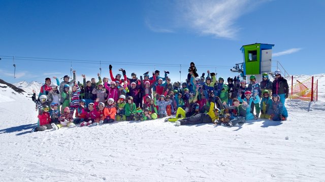 Beim Kinderskikurs im Skigebiet Venet strahlten die Kinder und Trainer mit der Sonne um die Wette. | Foto: Fuzzi Huber
