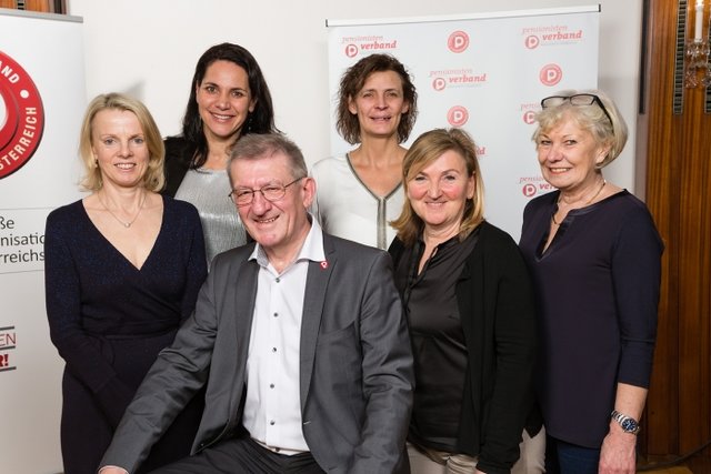 PVÖ-Team Salzburg: (v.l.) Elfi Steinkellner, die neue Landessekretärin Nadine Eder, Barbara Preiss, Gabi Deisenberger, die scheidende Landessekretärin Elisabeth Sprung mit Landespräsident Walter Blachfellner.