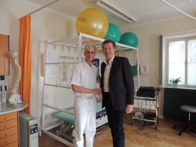 Gratulierte zum 35-jährigen Jubiläum: Haselsdorf-Tobelbads Bürgermeister Hubert Holzapfel (r.) und Mediziner Franz Xaver Wehle | Foto: KK