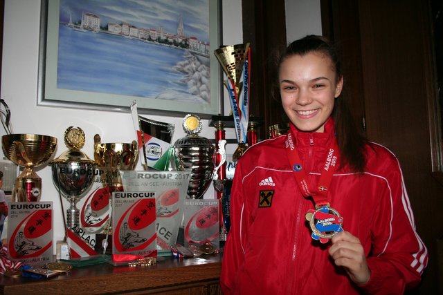 Mit der EM-Medaille und einem Teil der vielen Pokale, die Marina bereits gewonnen hat. | Foto: Christa Nothdurfter