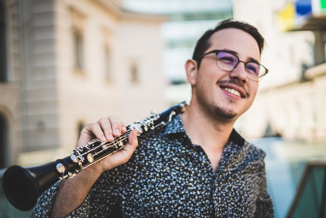 Ein Virtuose an der Klarinette: Der Fürstenfelder Moritz Weiß steht national und international mit seiner Klezmer Musik auf der Bühne. | Foto: Reithofer Media