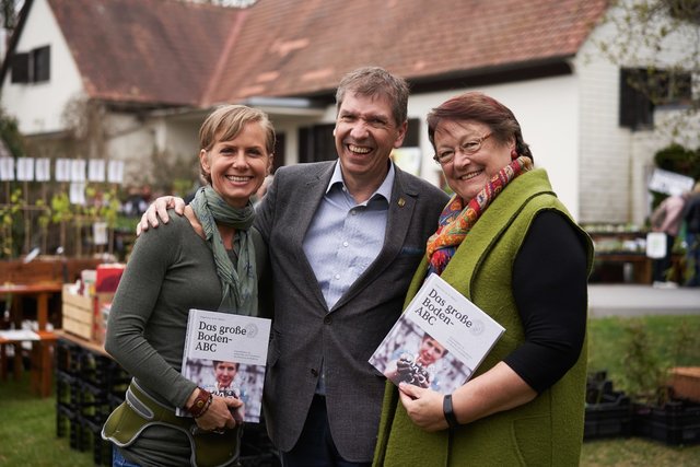 Großes Frühlingsfest im Garten von Oliva Reisen in Feldkirchen: Bürgermeister Erich Gosch, Angelika Ertl-Marko, Barbara Gross (v.l.)