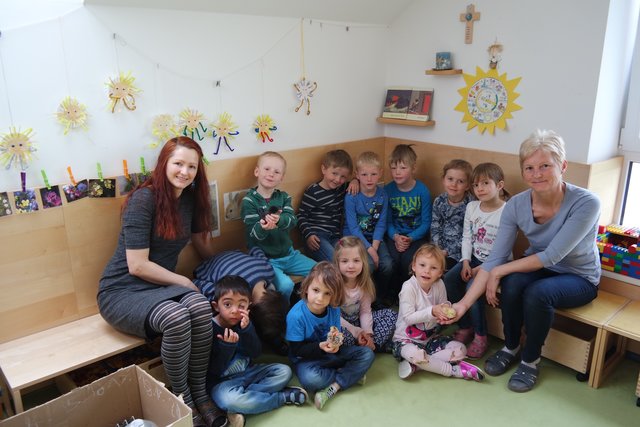 Monika Berger (l.) initiierte das "Kükenprojekt", bei dem die Kinder die Geburt hautnah live miterleben konnten. | Foto: Kindergarten Kopfing