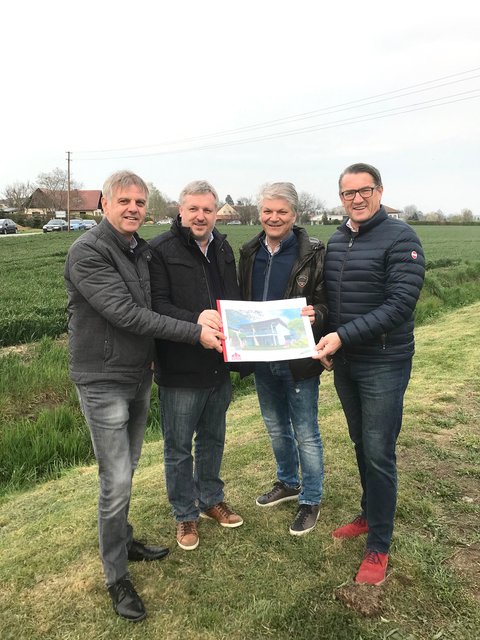 Zwei neue Wohnprojekte sind in Planung: Ewald Gossy, Vizebgm. Klaus Glavanics, Bgm. Joachim Radics und OSG-Obm Alfred Kollar | Foto: OSG