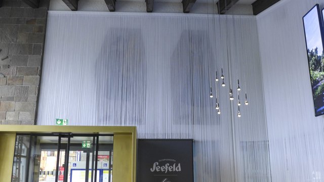 Verhülltes Trachtenpärchen im Infobüro am Seefelder Bahnhof. | Foto: Holzknecht