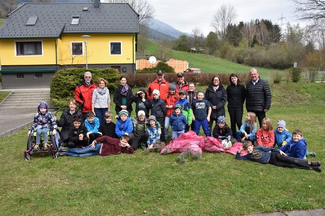 Volksschulkinder beim "Steirischen Frühjahrsputz" in Kammern. | Foto: KK