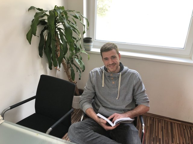 Buch statt PC bei Graz-Redakteur Stefan Haller  | Foto: KK