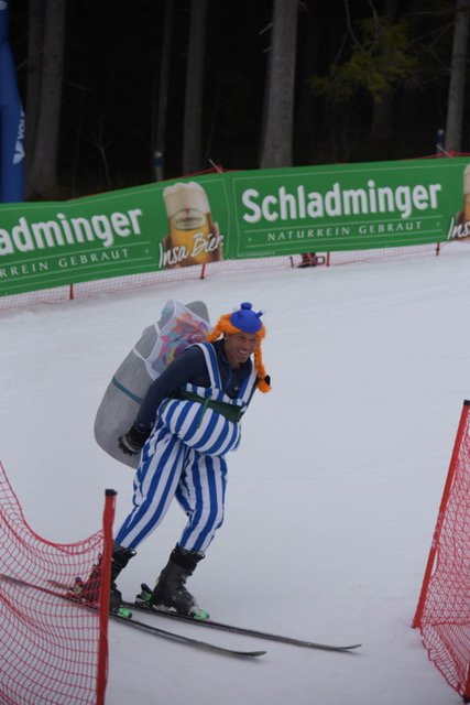 Hannes Trinkl (FIS-Renndirektor) verkleidet als Obelix beim Abschwingen