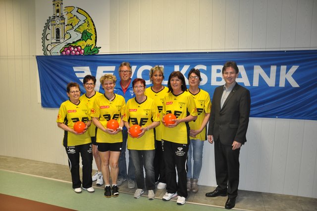 Helga Leitgeb, Luzia Moser, Ingrid Vermeulen, Sportkapitän Alois Anzenberger, Christina Rulitz, Sylvia Neumayer, Adelheid Kothmeier, Simone Jander und Volksbankendirektor Wolfgang Kaiblinger. | Foto: Böhm