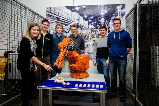 Ein Roboter der HTL ist seit 12. April im Schaufenster des ehemaligen DM-Geschäfts zu bestaunen.