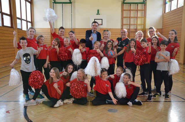 Die Kids der VS Kumberg haben beim Tanz-Training Spaß: Davon überzeugten sich C. Hofer, B. Blantz-Stefan und U. Arlati (hinten).
