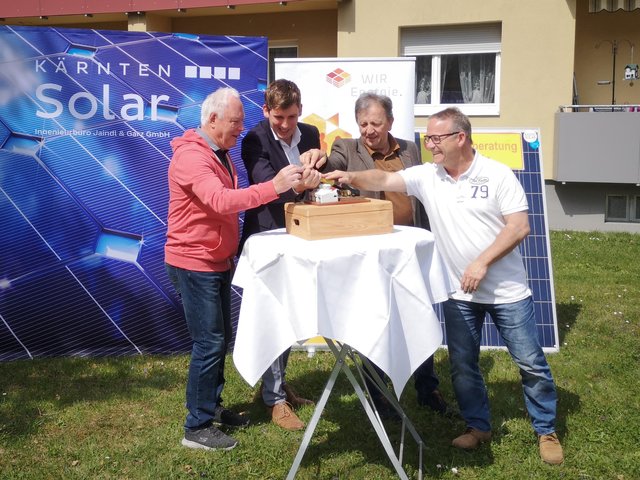 Mieterstrom. Albert Wegscheider, Wir-GF Matthias Nadrag, Bgm. Erich Kessler und Umwelt- und Energieberater Kurt Bürger nahmen im April 2019 die gemeinschaftliche Photovoltaikanlage in Betrieb