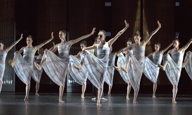 "Schwanensee": Das Ballett am Rhein unter der Leitung von Martin Schläpfer ist zum vierten Mal im Festspielhaus zu Gast. | Foto: Gert Weigelt