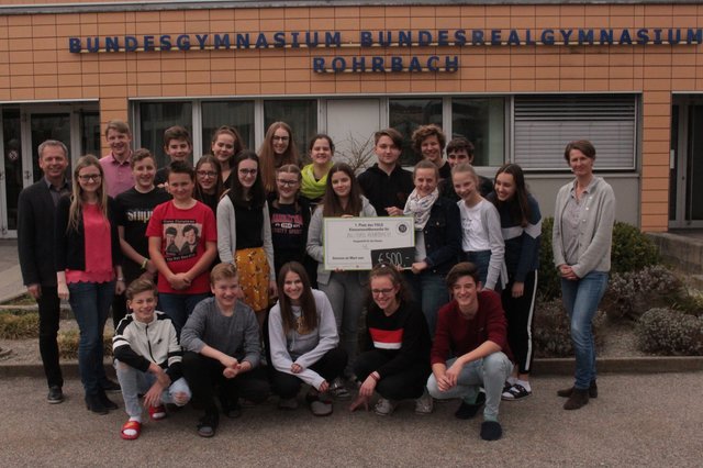 Direktor Mag. Nikolaus Stelzer, Initiatorin Mag. Mag. Melanie Reisinger, BA (ganz links) und Klassenvorstand MMag. Christa Hackl (rechts) mit der erfolgreichen 4e Klasse