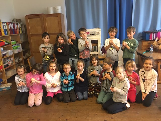 Erleichtert uns stolz: Die engagierten Volksschulkinder von Zipf „halfen“ 35 kleinen Küken ins Leben. | Foto: VS Zipf