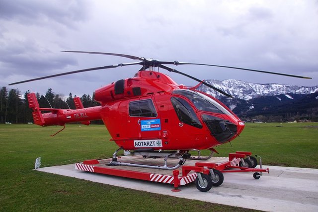 Die Großmutter wurde mit dem Notarzthubschrauber Martin 3 nach Wels geflogen.