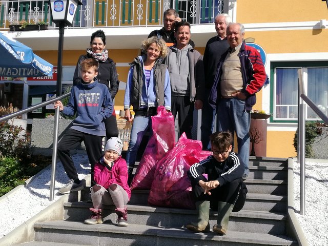 Vereine und Kinder säuberten gemeinsam die Umwelt.  | Foto: Gemeinde
