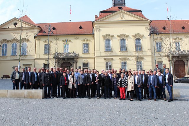 Die Gruppe vor dem Rathaus von Brünn.